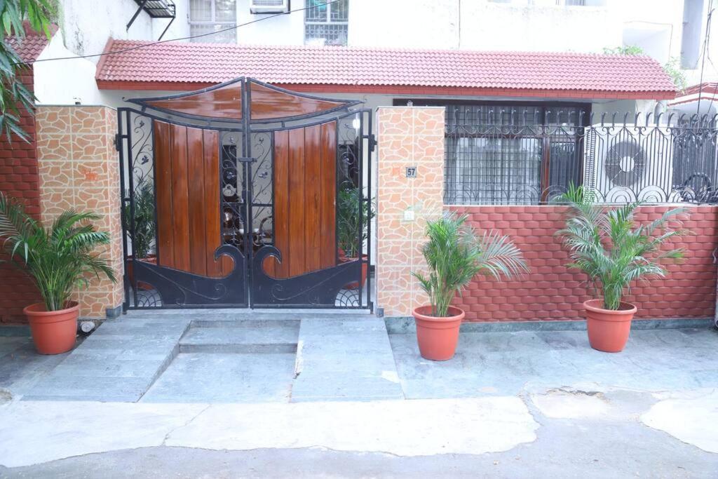 Apartment Fortune Service 3bhk,b-57 Sarita Vihar *