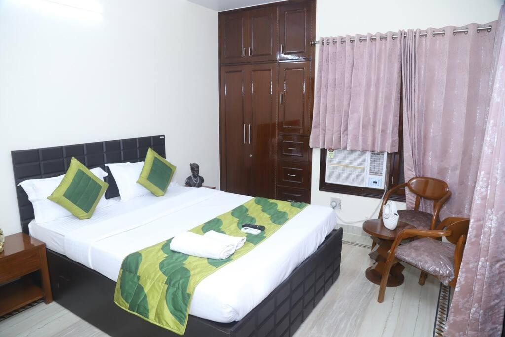 Fortune Service 3bhk,b-57 Sarita Vihar * New Delhi
