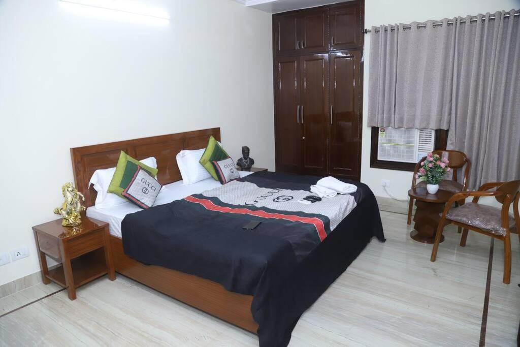 Fortune Service 3bhk,b-57 Sarita Vihar