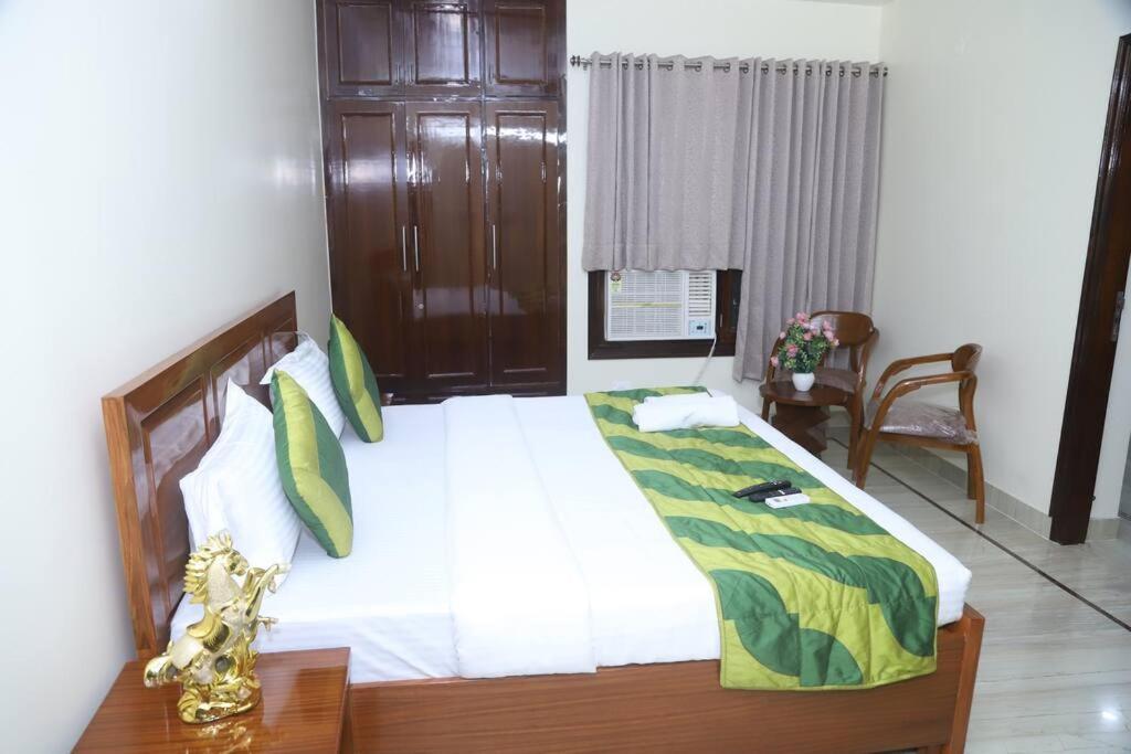 Fortune Service 3bhk,b-57 Sarita Vihar Apartment *