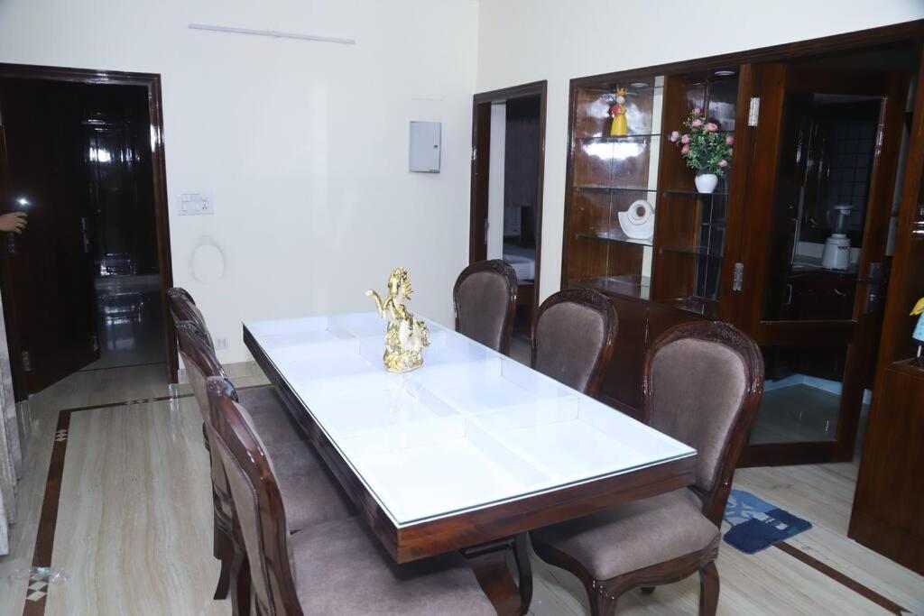 Fortune Service 3bhk,b-57 Sarita Vihar * New Delhi