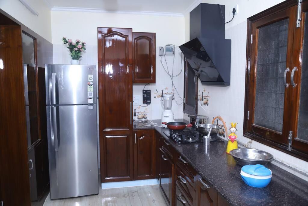 Fortune Service 3bhk,b-57 Sarita Vihar * New Delhi