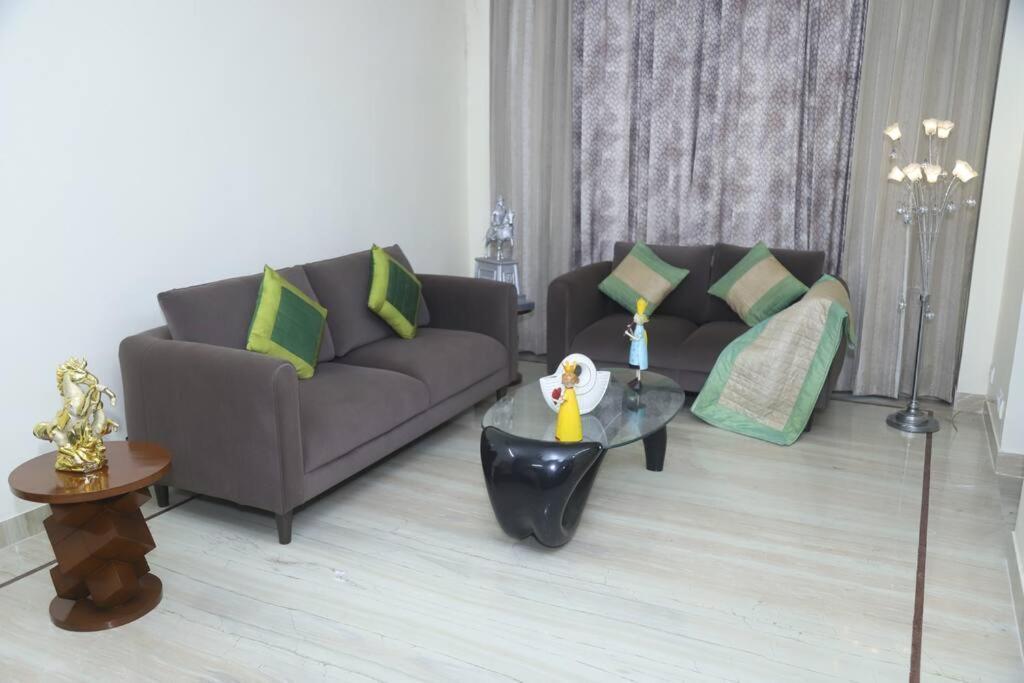 Fortune Service 3bhk,b-57 Sarita Vihar * New Delhi