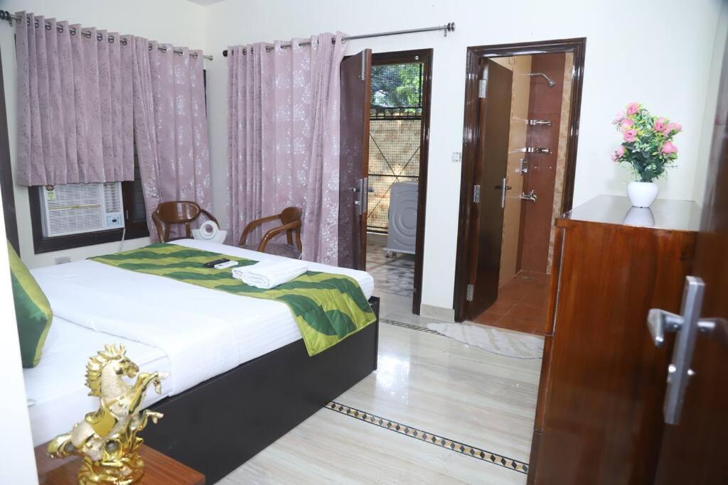 Apartment Fortune Service 3bhk,b-57 Sarita Vihar *