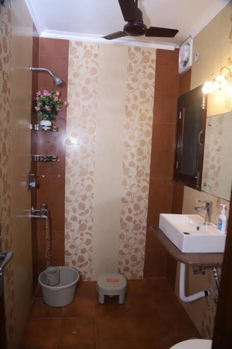 Fortune Service 3bhk,b-57 Sarita Vihar New Delhi