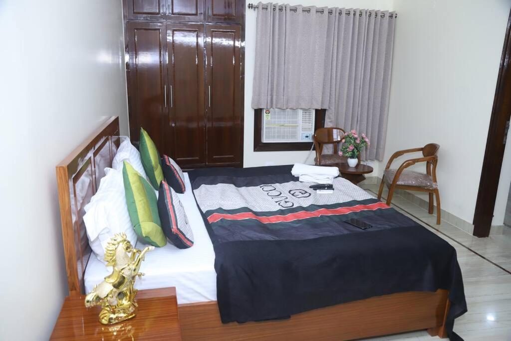 Fortune Service 3bhk,b-57 Sarita Vihar Apartment